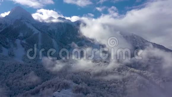 高基戈罗德滑雪场和滑雪板胜地高加索山脉的空中景观俄罗斯索契视频的预览图