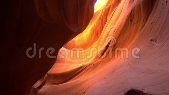 羚羊峡谷砂岩岩石的惊人颜色视频的预览图