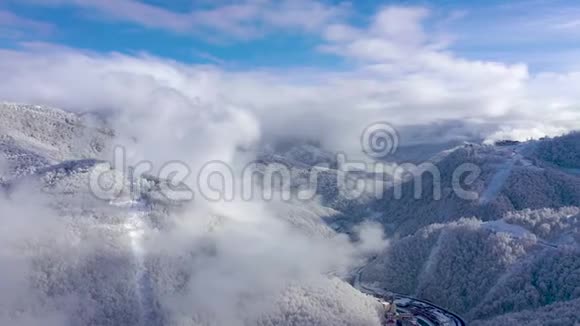 高基戈罗德滑雪场和滑雪板胜地高加索山脉的空中景观俄罗斯索契视频的预览图