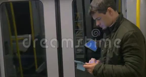 在地下列车上用垫子通勤视频的预览图