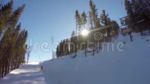 滑雪缆车将人们载上山滑雪者从雪山上下来视频的预览图