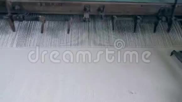 工厂机器正在缝制白色织物视频的预览图