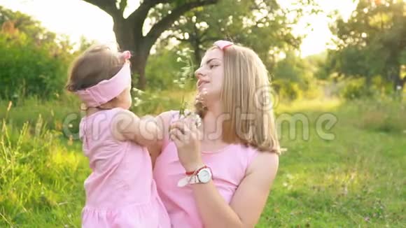妈妈和女儿穿着一样的衣服视频的预览图