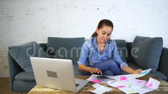 女人计算和支付账单视频的预览图