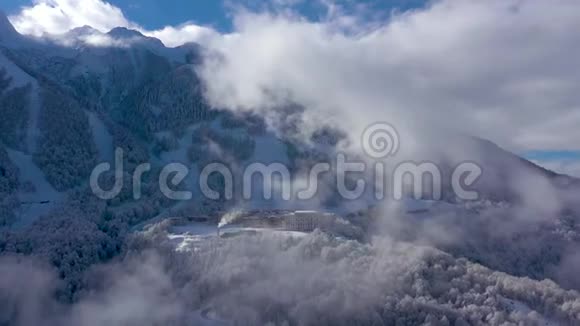 高基戈罗德滑雪场和滑雪板胜地高加索山脉的空中景观俄罗斯索契视频的预览图