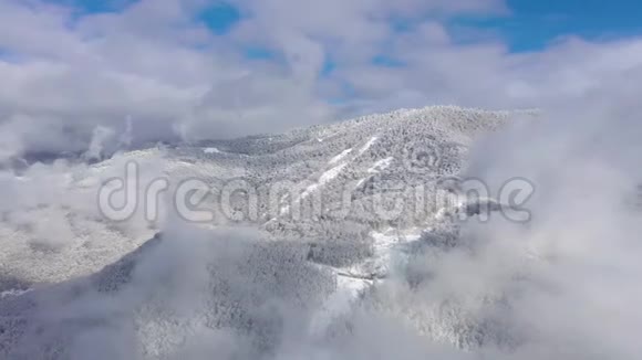 高基戈罗德滑雪场和滑雪板胜地高加索山脉的空中景观俄罗斯索契视频的预览图