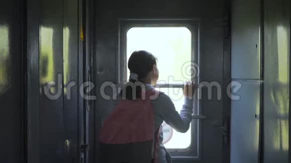 小女孩是一个乘火车旅行的背包客旅游运输铁路概念旅游学校女孩视频的预览图