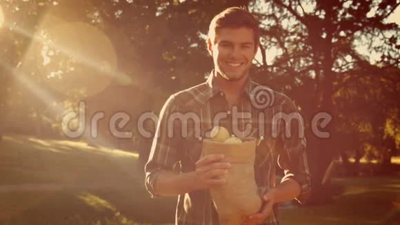 快乐的帅哥拿着蔬菜包视频的预览图