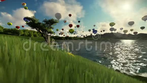 空中气球飞过美丽的湖泊和环绕群山的绿色草地视频的预览图