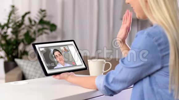 在家打平板电脑视频电话的女人视频的预览图