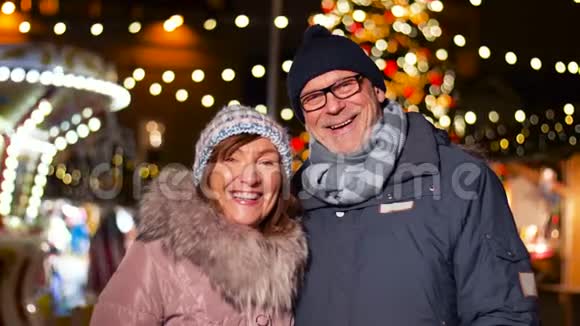 快乐的老两口在圣诞市场微笑视频的预览图