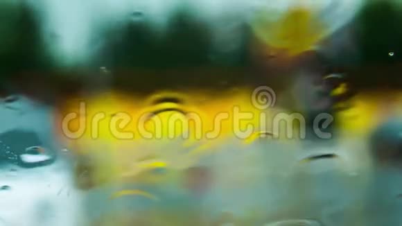 雨水背景下玻璃上的水滴视频的预览图