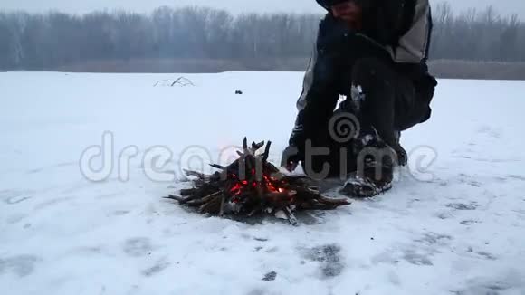 冬天的篝火视频的预览图