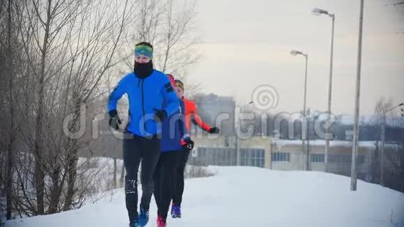 冬季森林慢跑运动员组视频的预览图