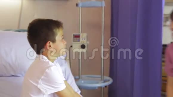 女医生在医院病床上检查男婴视频的预览图