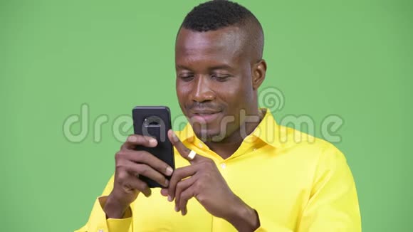 年轻快乐的非洲商人用电话视频的预览图