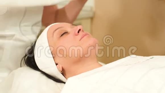 在美容院接受面部治疗的女人视频的预览图