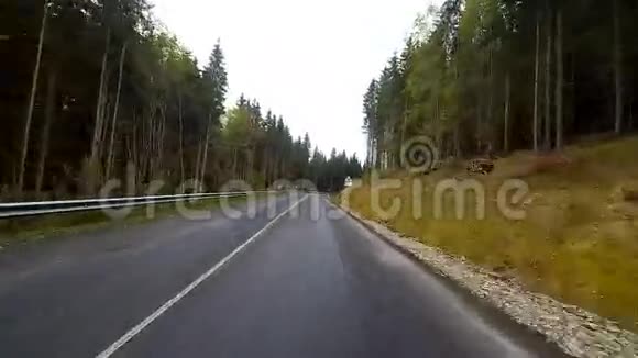 在一条山路上开车视频的预览图