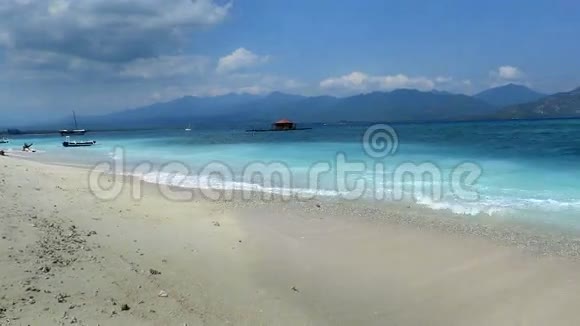 美丽的海滩与绿松石海在吉利航空印度尼西亚视频的预览图