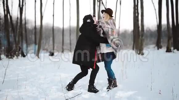 冬天穿灰色外套的女孩在桥上视频的预览图