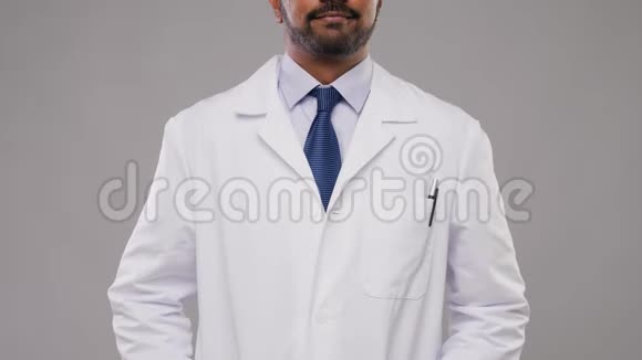 微笑着穿着白色外套的男医生或科学家视频的预览图