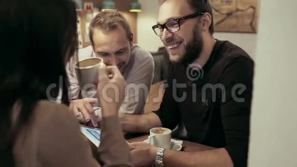 咖啡馆里的商务会议团队正在使用平板电脑视频的预览图
