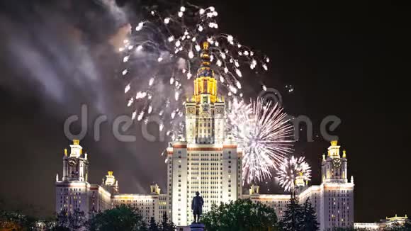 俄罗斯麻雀山莫斯科国立大学主楼上空烟火视频的预览图