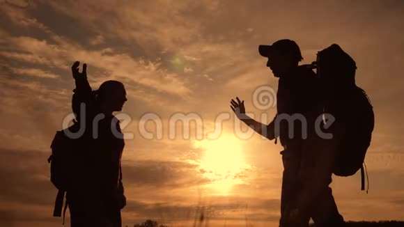 团队合作商务旅程理念赢团队游客男女日落剪影帮助生活方式握手成功视频的预览图