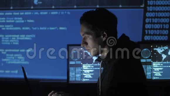 Geek黑客程序员正在电脑安全中心工作里面放满了显示屏视频的预览图