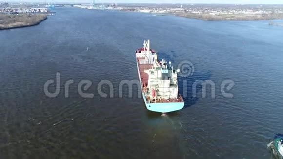 美国宾夕法尼亚州特拉华河货运集装箱船的航摄视频的预览图