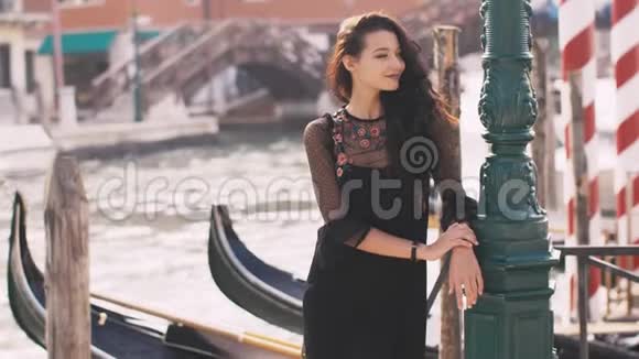 意大利威尼斯威尼斯威尼斯码头上的浪漫女游客视频的预览图