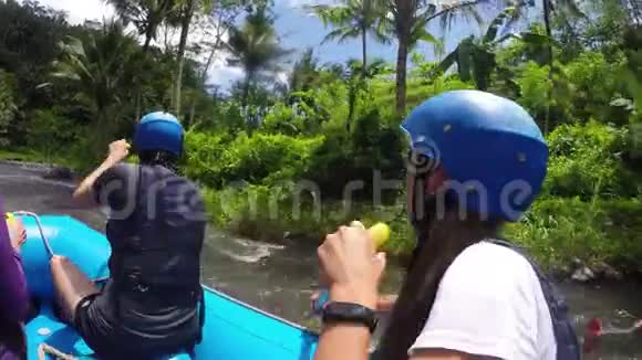 在印度尼西亚的山河上漂流视频的预览图