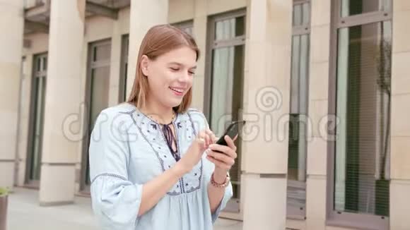 在城里用电话的年轻女士视频的预览图