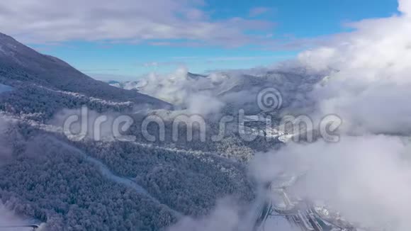 俄罗斯索契阳光明媚的GorkyGorod高加索山脉的空中景观视频的预览图