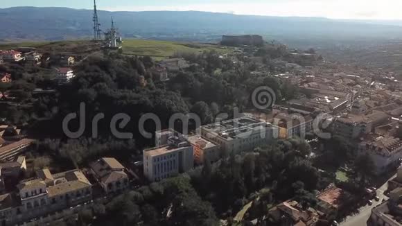 鸟瞰诺曼斯瓦比亚城堡维博瓦尔缺席卡拉布里亚意大利从天空房屋和屋顶看到的城市概况视频的预览图