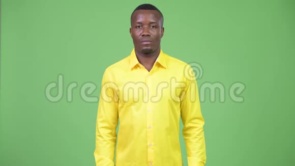 年轻的非洲商人穿着黄色衬衫视频的预览图