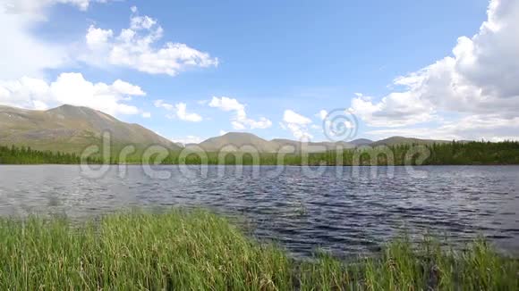 湖中有山的背景视频的预览图
