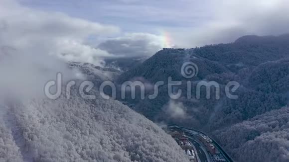 俄罗斯索契阳光明媚的GorkyGorod高加索山脉的空中景观视频的预览图
