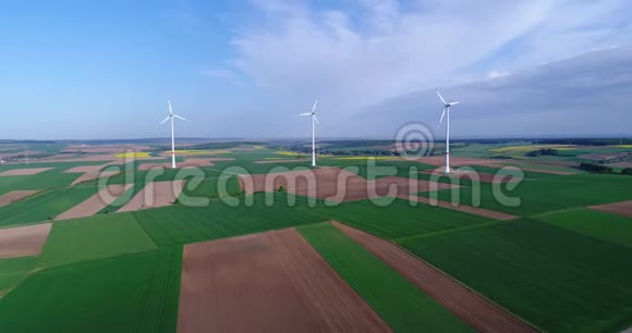 领域的风力发电机替代能源绿色领域的风力涡轮机可再生能源视频的预览图