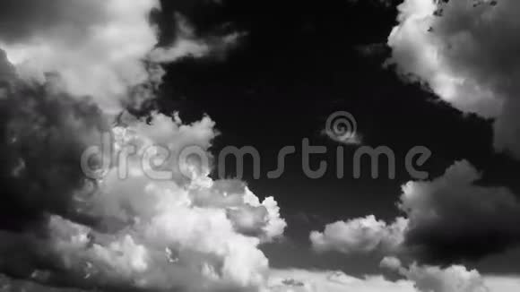 黑色和白色的云视频的预览图