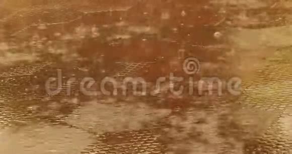 雨滴在地板上视频的预览图