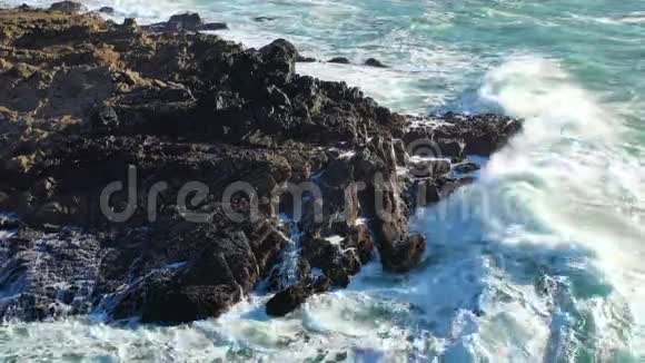 太平洋在北加利福尼亚的岩石上的撞击视频的预览图