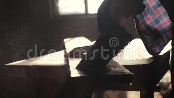 匠心手工与工艺概念慢动作视频木匠在车间里锯一棵树锯阳光视频的预览图