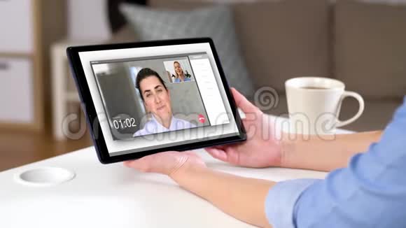 在家打平板电脑视频电话的女人视频的预览图