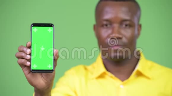 年轻快乐的非洲商人展示电话视频的预览图