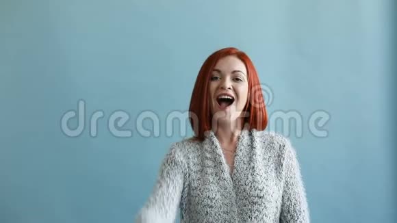 幸福的女人快乐的情感视频的预览图