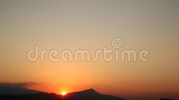 太阳落山后美丽的全景和落日的景色视频的预览图