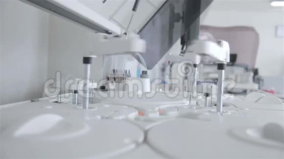 自动化制药医疗设备在现代实验室工作视频的预览图