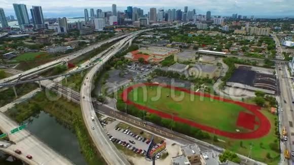 95号州际公路和迈阿密市中心的空中录像视频的预览图