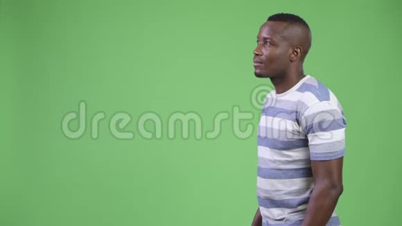 非洲青年男子概况视频的预览图